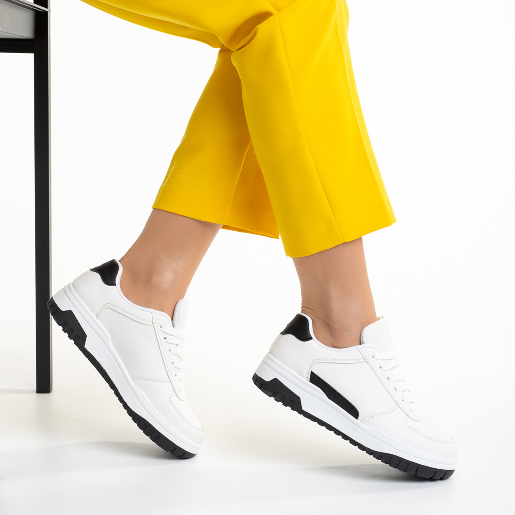 Pantofi sport dama albi cu negru din piele ecologica Kendria