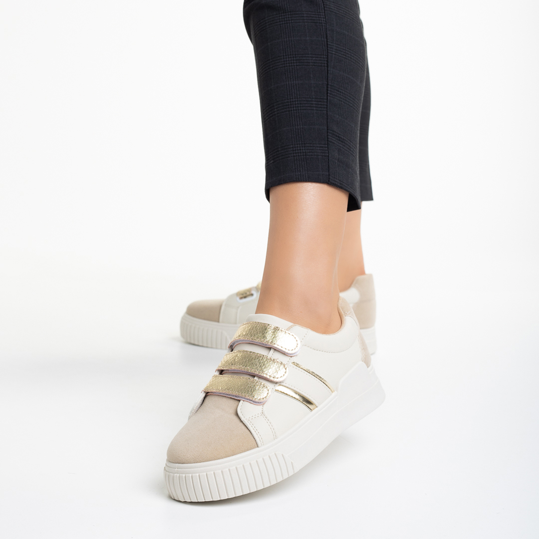 Pantofi sport dama albi cu bej deschis din piele ecologica Oakley