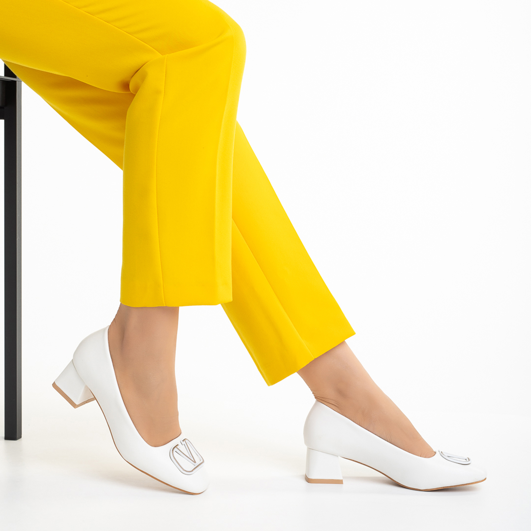 Pantofi dama albi din piele ecologica cu toc Manaia