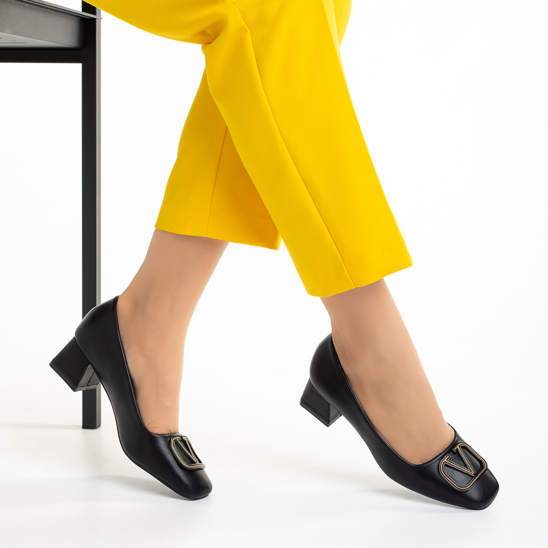 Pantofi dama negri din piele ecologica cu toc Manaia